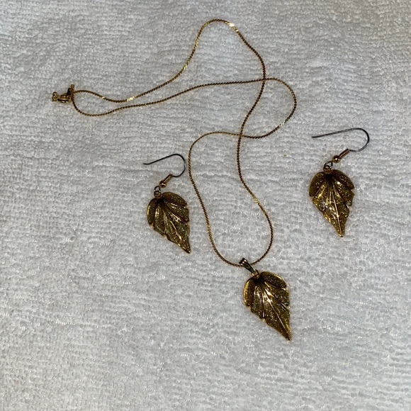 Necklace and earrings set - Picture 1 of 2